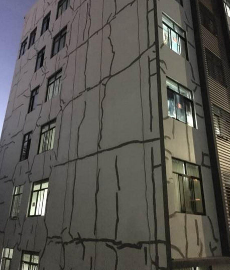 　　工作人员说，该宿舍楼今年投入使用，墙体采用的是新型的抗震材料，遇到温度、湿度变化墙体产生裂缝是正常现象。至于墙体上的深色“绷带”，刘姓工作人员说，那是起黏合作用的物质，刷白是为了美观，这两步都是正常工序。