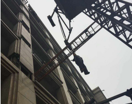 　　据他回忆，赶到工地时，远远就能看到半空中悬着一名工人，身上挂着一根安全吊带，地面上还有一滩血迹。“我们从向工友了解情况，这名工友是一大早在拆卸塔吊时，可能操作失误后失足跌落，幸亏有一根绳子绑着。”工友告诉指挥员蔡跃新，男子在空中已经悬挂了近半个小时。