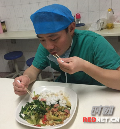 　　此外，平时坐车或者看电视时，周建波还会做手指操，两只手分别朝不同方向旋转，或者同侧的手脚分别朝不同方向旋转，“同侧的手脚是由同一侧大脑控制，要朝不同方向运转需要较长时间的锻炼才能做到。” 而以上种种都是周建波为了提高手术技艺所做的特别训练。得知真相后，同事们都被周建波的这一行为深深震撼。还有病友在护士长的微信上留言——“这样的好医生，给我来一打！”