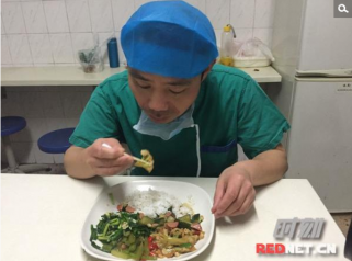 为锻炼手指灵活 用棉签吃饭、缝葡萄皮