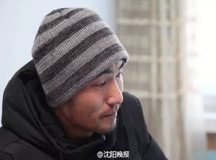 　　韩德双今年27岁，已经结婚，还有一个7岁的儿子。今年春节后被检查患上淋巴癌。“家里人多，而且妹妹和我儿子都上学，一个月除去开销，也攒不下多少钱。”韩德双说，当时，医生让他去北京化疗，而前期治疗费就需要近40万，这对于他们一家来说简直是天文数字，为了筹集治疗费，一家人只能到亲朋好友家借钱。