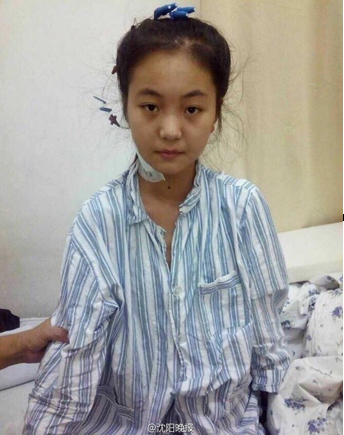 　　她的妹妹韩岳今年16岁， 看着病重的哥哥和四处筹钱的父母，懂事的韩岳主动要求退学。“她才16岁，不能因为我，耽误了一辈子……”对于妹妹的决定，韩德双一直不同意，但看着意志坚决的妹妹和家中的窘境，韩德双也无可奈何。在一家人东借西凑和社会爱心人士的捐助下，终于凑够了韩德双的前期治疗费用，让他能在北京顺利接受化疗，病情得到控制。