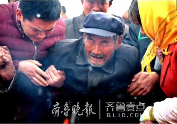 　　2011年8月19日，杨贞祥的妻子刘某某说，杨贞祥跟她吵了一晚上架，因为生气，凌晨四点左右，离家出走打工。从此，42岁的杨贞祥下落不明。牛福芹和杨福芝四处寻找儿子，并在当地派出所报了案。在杨贞祥失踪后三天，牛福芹收到一条短信，内容为：你儿子现在我公司上班，本公司是保密单位，进公司签订5年合同，交10万保证金后才能同家人联系，如报警，后果自负。短信还附带邮政银行的账号。牛福芹说，后来她还接到电话，对方是个女的，声称如果不交钱，就不让杨贞祥见家人。“家里没有那么多钱，我们只好报案。”杨忠祥说，报案后，警方查了来电电话，给出的答案是电信诈骗。