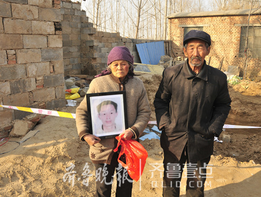 　　2011年，山东聊城市东阿县刘集镇东三合村杨福芝的儿子杨贞祥失踪了。老两口苦苦寻找，寻子成了老两口的心病。五年后，杨贞祥失踪案破案，杨贞祥系被本村村民董某某和杨福芝的儿媳刘某某杀害。12月5日，犯罪嫌疑人指认埋尸地点，在离杨福芝家50米的地方，儿子的遗骸从2米深的坑里被挖出，老人痛哭失声，悲痛不已。