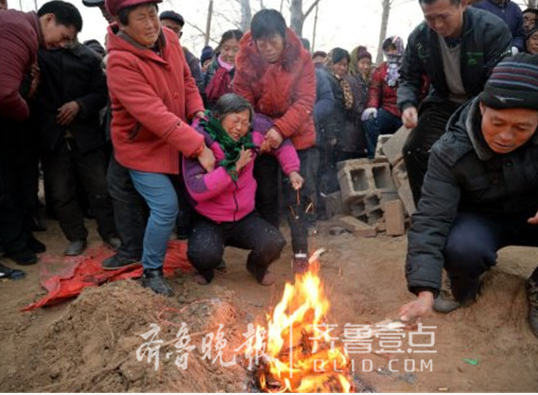 　　“刘某某跟俺村董某某相好，俺儿因为这事把董某某家的玻璃砸了，董某某的媳妇还来我家大闹。”牛福芹说，那时她才知道儿媳妇跟董某某有不正当关系。牛福芹说，知道两人有不正当关系后，杨贞祥不再经常外出挣钱，而是在家看着妻子。