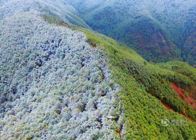 　　据悉，通常在东西向的山脉上，北面受冷空气影响，而南面受暖湿气流影响，容易出现一面有雪一面没雪的现象。此外海拔高度也会影响降雪。