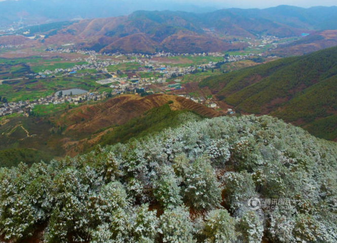 　　山这边白雪皑皑，而另一边却天气照常。