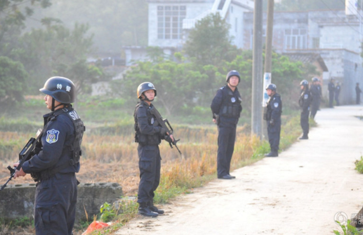　　为了找到隐蔽诈骗窝点，警方在现场动用了警犬、警用无人机等在村子的四周进行地毯式搜索。