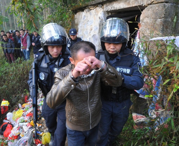 　　经过一番细心搜索，行动组在距离村子大约两公里的河边，发现了一个诈骗窝点藏在已废弃的房子里。通往这个窝点的泥巴路很难走，路面狭窄，只能步行或骑电动车、摩托车才能通过。想要到达那间废弃的房子，还需要穿过一条杂草丛生的小路后才能到达，嫌疑人在选择作案地点时真是煞费苦心。