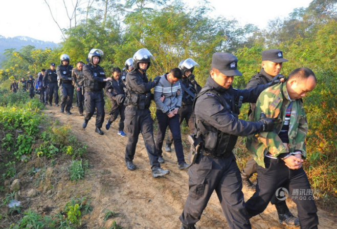 　　随后，民警将这6名嫌疑人押走。