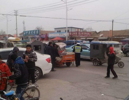 　　据了解，这个“吊瓶哥”叫蔡海飞，是东明县交警大队一名协勤。