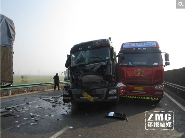 现场高速交警表示该路段共有24辆汽车追尾，其中3人被困，分别位于事故现场两辆大货车驾驶室中，两者相距20米。