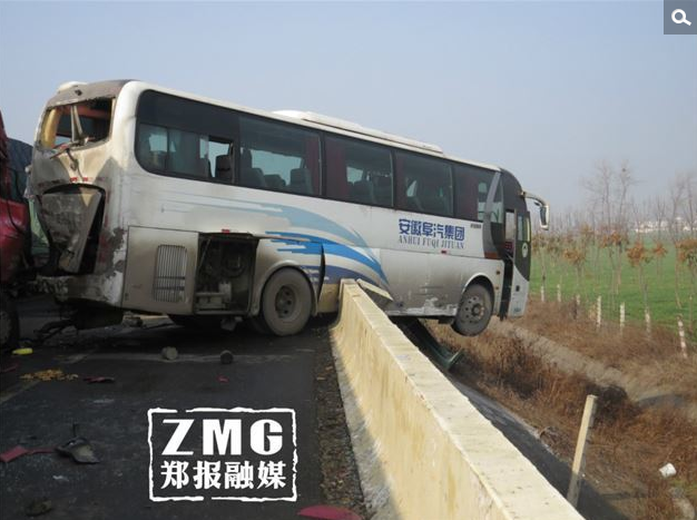 救援结束后，经现场民警介绍此次车辆连环追尾相撞事故因团雾造成。