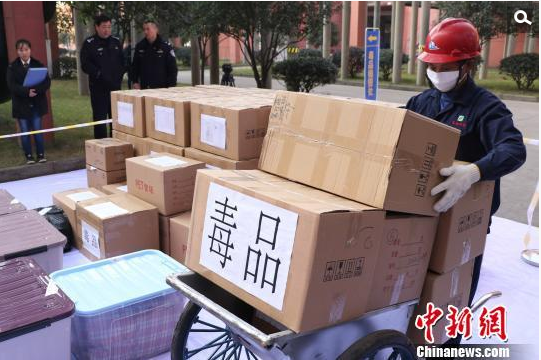 据了解，被销毁的该批毒品总重1.042吨，其中海洛因102公斤、冰毒及片剂665公斤，氯胺酮129公斤，其他各类毒品146公斤。图为工作人员将毒品装车进行销毁。