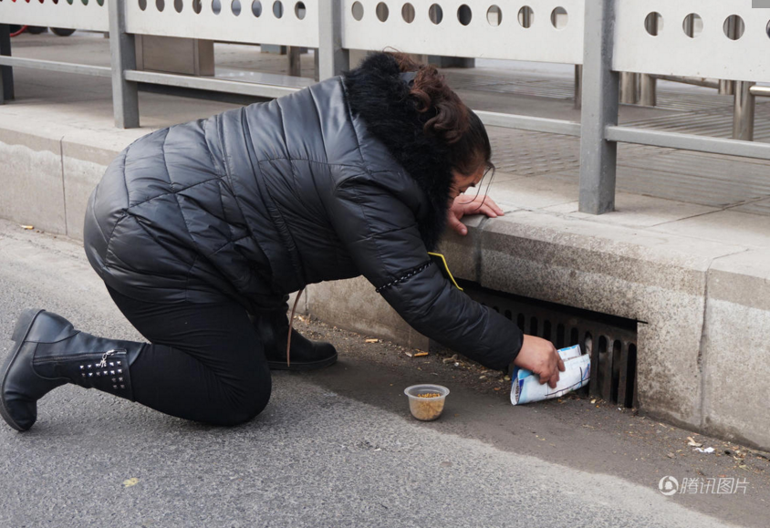 　　由于小猫被封在铁铸的井中，韩丽丽一时无法救出小猫，她和同事买来猫粮，每天用纸卷着塞进井口的缝隙中给小猫喂食，可看小猫一天天长大，每次投食时看着小猫无助的眼神，和柔弱的叫声，令人心酸不已。