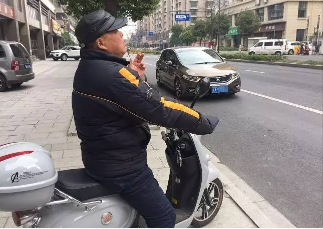 　　今天8:31，张先生来电：杭州严家弄路某酒店顶楼，有一个人在撒钱，总共撒了两次钱，还大喊大叫。是个男的，看起来50多岁的样子。现在警察正在跟他谈判，消防也做好准备了。我就住在大酒店的对面。记者罗传达核实报道：早上7点多，50多岁的张先生还在梦里，朦胧听见一阵消防车急促的鸣笛声，以为哪里又着火了。后来消防车不响了，应该就停在附近，他吓得一跃而起。