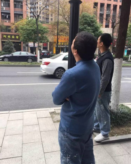 　　“忽然他情绪激动，从裤裆里掏出一个东西，准备往下扔。他‘哇哇’大叫了几声，但没扔。他又大叫了几声了，扔了，真扔了！哇，扔的都是钱啊，是红彤彤的钱啊，就这么飘荡在空中。”“应该是撒了三四次，旁人猜他随身带了两万块钱，这次都撒完了。当时有点风，落点不集中，有的钱落在马路上，有的落在露台上，有的落在树上……”“他情绪一直很激动。后来好像他亲人来了，我看见一个女人，在房间里跟他谈心。她从窗门口拿了一杯茶，递给他，他分两次喝了。喝完茶以后，也就没叫了。他抱头蹲下来，蹲了蛮久……”“后来我有事情就走了。”张先生说。