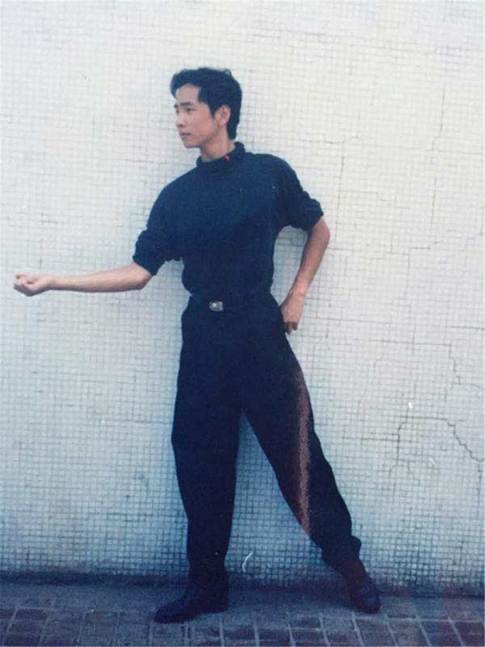 “老板”徐峥曝照当年修长身材