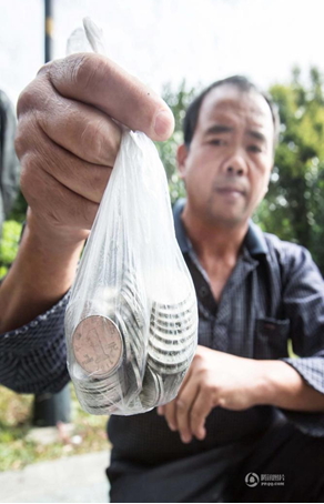 　　唐先生认为老板是故意整蛊他的，觉得很生气，当场报了警，“警察到场之后要求我们自己协商解决，后来老板换回了700元硬币。”唐先生说，当天老板给了他700元纸钞后，自己身上还有约2900元硬币。