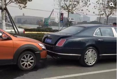 　　据悉，这辆车官方报价在498-550万，落地700万不到点。当然，他的车牌更牛，豫S88888。这一追尾，后车司机要哭死了。从照片上看，宾利损伤不轻，据说，到4S店里维修估计要30万。