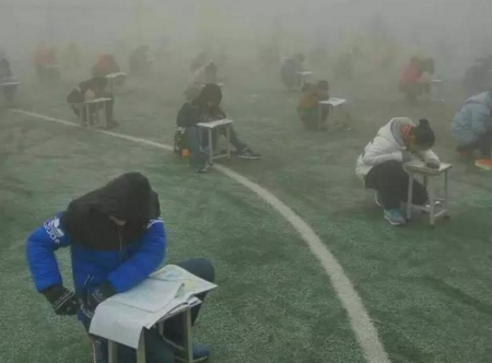 　　连日来，安阳地区空气严重污染，空气污染指数连续爆表，林州市教体局下发了全市中各中小学、幼儿园停课通知。然而，昨日上午，大河报记者接到林州市临淇镇一中学生家长的投诉电话称，在这种雾霾天气，该校不仅没有给孩子放假，还组织几百名学生在操场上进行考试。