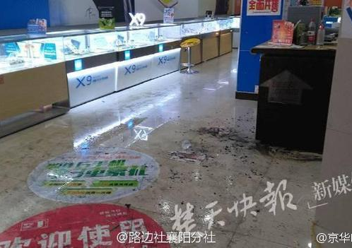 　　昨天下午，湖北省襄阳市南漳县一手机专卖店内，一名男子泼汽油后纵火将一名女子烧伤。犯罪嫌疑人胡某作案后潜逃。