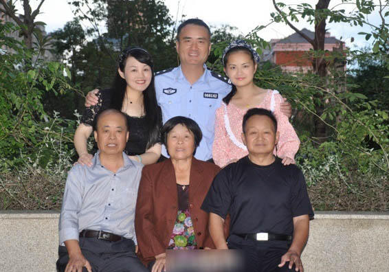 　　这个美满幸福的家庭，承载着一段特殊的往事。1992年，24岁的江苏如东小伙张恒俊邂逅女孩莫小惠，两人相恋订婚后不久，莫小惠就被检查出患有白血病。1994年中秋，这个姑娘的生命永远定格在了23岁。图为一张特殊的“全家福”。