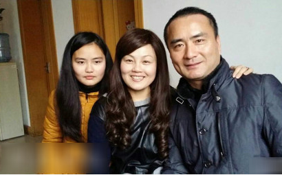 　　女儿出生后，妻子沈亚秋提出，想将“莫”字放到女儿名字中。“当时公公婆婆激动的表情，我现在都还记得。”沈亚秋说，她也没多想，就是打算给老人家留个念想。在跟丈夫商量后，最后女儿有了一个十分特殊的四字名“张莫凝雨”。图为一家三口。