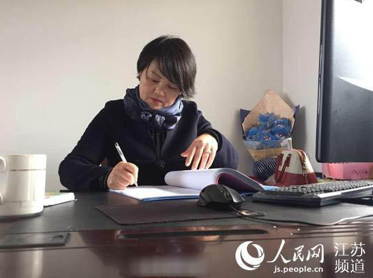 　　后来“准岳母”马桂兰去世，张恒俊便将“准岳父”莫永鉴接到自己家中，和妻子悉心照顾他。“我就是您儿子，会一直孝顺您的。我们这个家里，以前一直有三对老人，但也从没感觉到吃力。”沈亚秋说，辛苦是双倍的，幸福也是双倍的。图为工作中的沈亚秋。