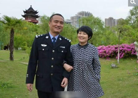 　　女友的去世，让张恒俊一度消沉，但当时更让他揪心的是，丧失独女的莫永鉴与马桂兰老夫妻俩。“以后我就是你们的儿子，会代替小惠一直照顾你们的。”张恒俊郑重对他们许下了承诺。1996年，张恒俊成了如东一名巡警，并在马桂兰的撮合下，与在如东文化站工作的沈亚秋相识。性格直爽的沈亚秋被他的重情重义打动，两人顺利结婚，并于1999年生了女儿。