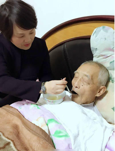 　　令人动容的是，沈亚秋十几年来不仅精心照顾莫老夫妇和自己亲生父母，还始终如一地照顾着与她没有血缘关系的另外两对老人：自己的公婆和张恒俊的大伯夫妇。老人们身体不好，且多数患病瘫痪在床，但她对老人的照顾更是无微不至。为了方便照顾瘫痪在床的伯母，她还学会了打针和输液。张恒俊82岁的大伯半身瘫痪，他连连称赞：“这么好的侄子侄媳妇世上少有，比亲儿媳还要好。”