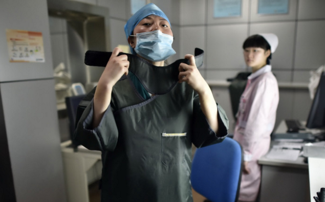 　　在肿瘤医院介入手术室，医生们承受射线的辐射，双手和胳膊常年暴露在X光下。他们是医院里的“铅衣人”。在这群特殊的手术医生里，不乏有女性的身影。38岁的女医生刘亚就是其中的一员。
