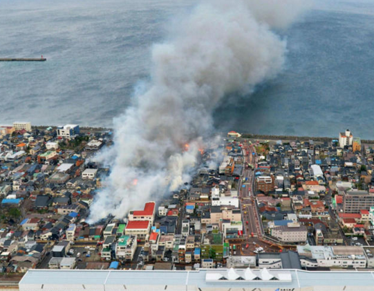 　　当地时间当天上午10时半左右，丝鱼川市中心商店街的一家中餐馆起火。