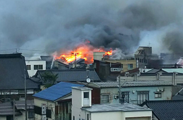 　　据报道，目前有几名市民因吸入烟气或摔倒而入院，此外未造成人员伤亡。受灾地区的供电供气暂停。