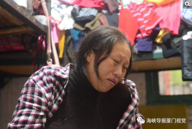 　　夏月婵眼圈发黑，逢人问话，泣不成声。她说：“孩子她爸出事后，老三、老四、老五被送到老家贵州正安县了。现在还有5个孩子呆在厦门。”王忠馗突发意外，让这个庞大的家彻底倒了。夏月婵吃的月子餐，一日两三餐，只能等好心人救济送来。“孩子们太可怜了，刚好我在寺庙供拜，就把供品带过来给孩子们吃。”送来一盆红枣汤圆和面食的廖阿姨说。