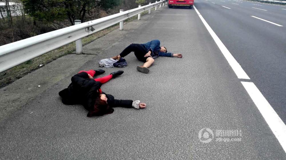根据双方驾驶员自述得知，许某占驾驶着苏C*的车辆，当时正在三车道正常行驶，突然在前方四车道行驶的徐某，向三车道变道。此举让许某占吓了一跳，便立即驱车追赶徐某。双方平行行驶期间，许某占摇下了窗户对其进行指责。于是，徐某便减速，从许某占车辆的左侧超车并将其逼停。停车之后，徐某就带其妻子下车，与下车的许某占兄弟两人，进行相互打骂。民警表示，“路怒”驾驶引发的后果会更严重，更不可控。