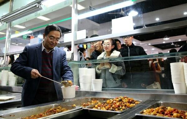 近日，西北农林科技大学的校园里飘着一道特殊菜肴的香味：该校3万名学生的午餐统一为土豆烧牛肉，这是学校用两大科研成果——彩色马铃薯与秦川牛新品系联姻，为全校学生免费发放的一道美食。