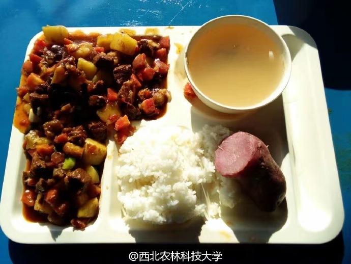 同学们晒土豆烧牛肉。