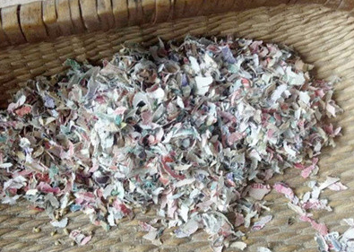 　　陕西榆林绥德县薛家峁镇崔家沟村51岁的慕大娘十分伤心，因为她将老伴辛苦在外打工挣得的2.7万放在家中粮食缸中，最近才发现竟然被老鼠咬成碎末。