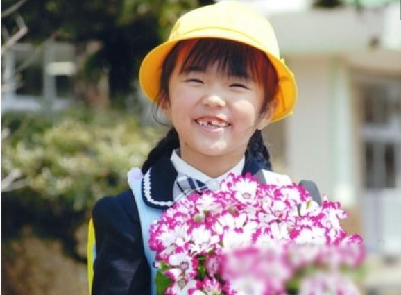 　　木村纪夫每年安排30天进入灾区，他每天搜索5小时，在漫无人烟的荒地上一遍遍翻找。功夫不负有心人，经过5年9个月的努力，木村纪夫本月9日终于在废弃老宅附近的垃圾堆中，找到疑似女儿颈部和下颚的骸骨。经DNA鉴定，上周四证实了这些骸骨属于女童木村汐凪。