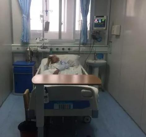 　　因为年老多病，她花白的头发都已经快要掉光了，医生说其他病人治疗期间都在休息，而她来到医院的这5天，每天都不合眼，直直的盯着监护室的大门，盼望自己的三个女儿可以来看她一眼!