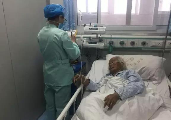 　　图片上这位86岁的老人叫张荣花，12月21号，她因为突发心梗被孙女送进了登封市人民医院，在心脑血管疾病的重症监护室已经5天了，目前还没有脱离生命危险!而现在她的三个女儿却一个也联系不上。