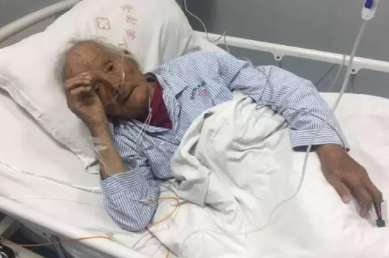 　　护师说，张荣花老人身上患有多种疾病，12月21日因突发脑梗被送进市人民医院时，情况十分危急，现在仍没有度过危险期，所以不能受到任何刺激。
