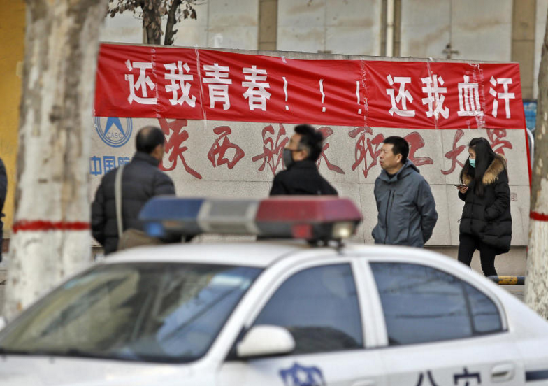 　　“这次无法报考，我们就与护士职业无缘了，也就是说我们白上了三年学。有的同学已经有医院答应要她了，这次彻底没戏了。”小贾说，“都说大学是人生的转折点，但我们真的是白读了三年，没希望了。” 小贾说，“我们家里基本都是务农为主，就希望孩子可以有份正当工作，三年学费每年5000元，加上生活费一年近两万元。到现在花了6万，才发现压根无法做护士。不仅与理想失之交臂，更觉得自己愧对父母。”