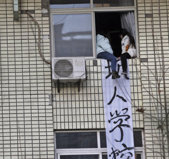　　为何大专学历无法报考护士资格证？2014成人高护班班主任郭老师说，“国家要求卫生资格证必须是中专学历才可以报考，而在2014年之前因为不少成人教育大专学生可以在其他全日制中专院校注册学籍，所以不影响报考资格证，但2014年10月教育部出台规定严管电子学籍，不能双跨注册学籍，所以这一批2014年8月入学的学生都受到了影响。” 根据一份此前陕西航天职工大学与学生和家长开会协商的内容记录，学校承认在这次学生无法报考护士资格证一事中有责任，并提出两种方案，学生重新读中专，学费和生活费由校方补偿，或者在允许范围内转专业，如果愿意退学则给予经济补偿。