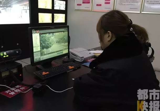 　　不久前的一个晚上，一名在西安上班的女子下班后被人尾随跟进了宿舍，随后对方对她更是动起了手，这到底是怎么回事呢？
