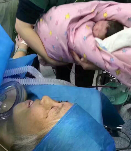 　　知情人透露，产妇确有64岁高龄，此次怀孕生子，是因为她们是失独家庭，家庭条件允许，所以才会有此决定。28日下午5点，新文化记者联系到了为产妇做剖腹产的主治医生滕红主任，滕主任介绍，该名产妇确实是64岁，丈夫与其年龄相仿，在整个医疗团队的配合下，成功为其剖腹产，帮助她生下一名7斤4两的男婴。