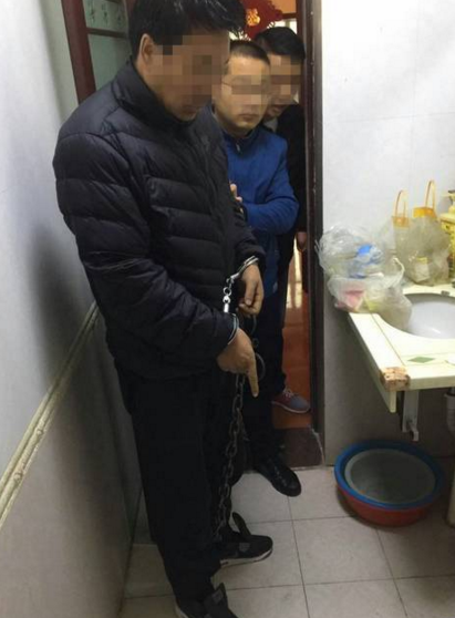 　　11月28日，长安区河东所队接到市民报警称，自己的姐姐王某某（化名）和外甥已经失踪大半年了，一直都联系不上，通过调取王某某户籍信息，专案组对报警人提供的失踪人员照片进行了比对。“在王某某家的卫生间里，我们发现了一些血迹，经过DNA比对，确定了死者就是王某某。”长安公安分局刑警大队指导员张林海说。确定死者后，专案组调查发现，死者失踪后，银行卡内的180余万元现金被人取走，且名下的轿车被卖掉。“民警找到买车的人，买车人说，当时是一名叫董某的男子拿着车主的身份证与他办理的过户，车主一直未出现。”张林海说。警方又通过调查取走钱的人正是叫董某某的男子。这些线索显示董某有重大作案嫌疑。