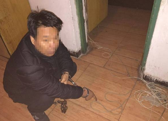 　　董某某怕一个人弄不过小王，毕竟小王20多岁正当年，董某这时想起了远在江苏的朋友刘某，并谎称王某某很有钱，杀死了王某某的儿子后可以将其财产平均分配。4月26日上午，董某某和刘某某在建华大街某宿舍内，将王某某的儿子用电线勒死，当晚分尸。4月27日凌晨，二人把王某尸块掩埋在元氏县境内。随后警方根据董某某的描述和指认，在董某的家中追回赃款150余万元，并且发现作案工具。12月15日，专案组连夜赶往连云港市，在当地警方的大力支持下，将犯罪嫌疑人刘某（男，41岁，本市人）成功抓获。目前，董某某和刘某某已被依法刑事拘留，案件正在一步审理中。