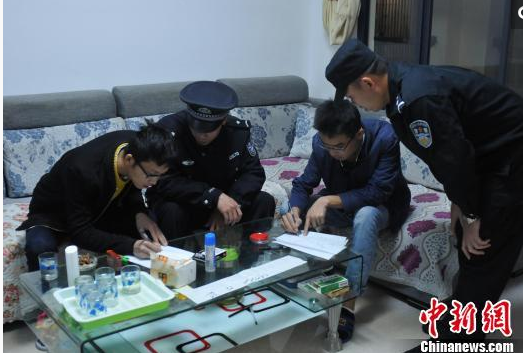 　　当天凌晨4时左右，由北海市公安、工商等部门700余名执法人员组成的联合行动队，兵分4路，分别对该市和苑、东辉瀚林鑫苑、桐洋家园、九洲家园等传销人员聚集较多的小区进行了地毯式清查。清查重点为组织传销活动的头目和传销骨干分子，参加“资本运作”、“一日游”等传销活动的涉嫌传销人员，以及将房屋出租给传销人员居住或进行活动的出租屋主。